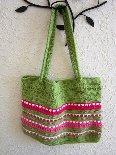 Grün-rosa-weiß gestreifte gehäkelte Tasche mit langen Trägern
