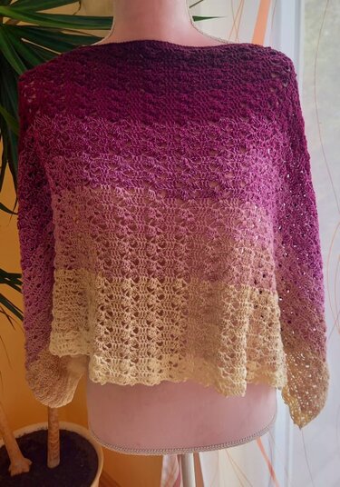 Schneiderpuppe trägt gehäkelten Schal mit Farbverlauf von Violett zu Beige und offenem Lochmuster