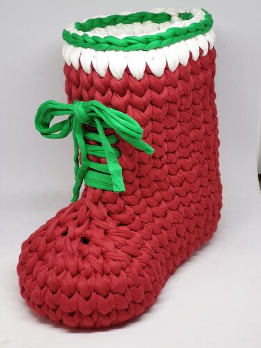 Gehäkelter roter Weihnachtsstiefel mit grüner Schnürung und weißem Rand