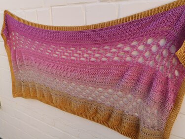 Gehäkeltes Ombre-Tuch in Gold, Pink und Violett mit Lochmuster