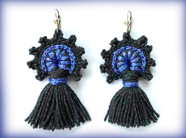 Elegante gehäkelte Ohrringe mit blauem Mittelteil und schwarzer Quaste, hängend an Haken