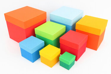 Acht mehrfarbige quadratische Geschenkboxen in verschiedenen Größen auf weißem Hintergrund
