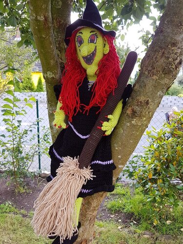 Häkelanleitung - Große Halloweenhexe mit Besen (80 cm hoch)