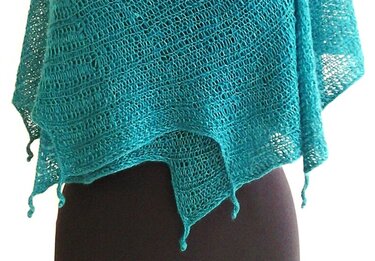 Türkises gestricktes Dreieckstuch mit Lochmuster und Picotkanten, auf dunklem Hintergrund drapiert