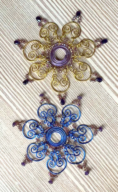 Weihnachtskugeln aufpeppen: mit Draht und Perlen - Basteln