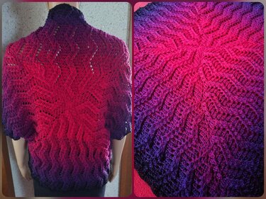 Gehäkelter Seelenwärmer in Pink bis Violett auf einem Modell, Detail des Zickzack-Lacemusters