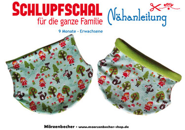 Zwei Schlupfschals mit Märchenwald-Motiv auf hellblauem Grund, einer mit sichtbarer grüner Fleecefütterung