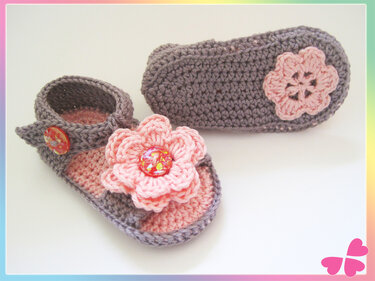 Gehäkelte Babysandalen grau und rosa mit Häkelblüten