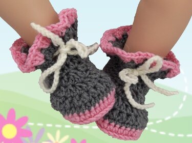 Zweifarbige gehäkelte Babyschuhe in Grau und Pink mit weißen Schleifen