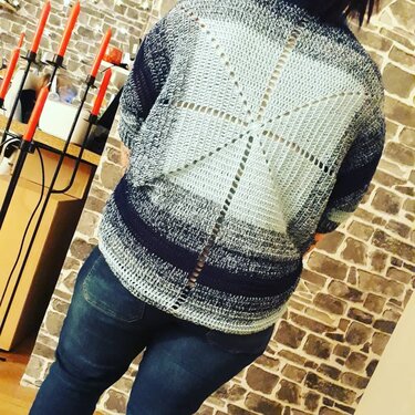 Rückenansicht: gehäkelter Damen-Seelenwärmer mit zentralem Granny-Stern und Blau-Grau-Farbverlauf