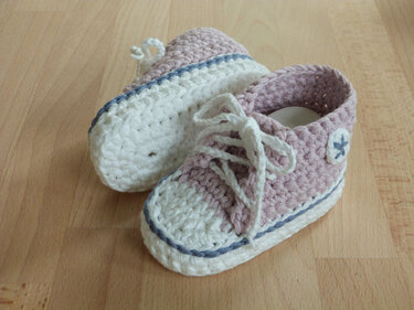 Häkelanleitung für coole Baby-Turnschuhe in 3 Größen