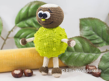 Gehäkelte Amigurumi-Figur mit grünem kugelförmigem Körper und braunem Kopf