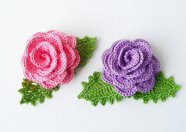 Crochet flower: rose with the leaves (size 4-5 cm)
