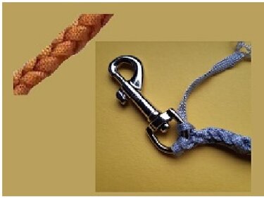 Detailaufnahme Karabiner mit gehäkelter Schlaufe zur Befestigung