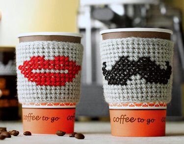 Häkelanleitung PDF für Becherwärmer mit Stickmotiven