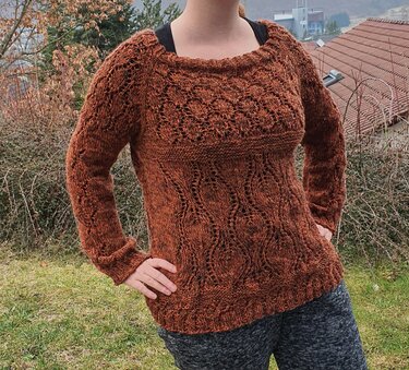 Damen-Strickpullover in Rostbraun mit Ajourmuster und weitem Rundhalsausschnitt.