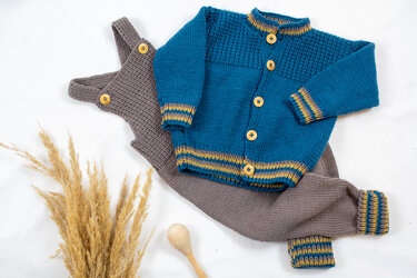Strickanleitung Babyjäckchen und Latzhose Rabauke in den Größen 50 bis 80,
