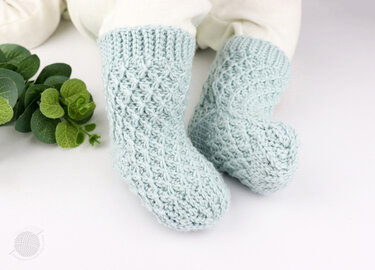 Gehäkelte hellmintfarbene Babysocken mit Rippbündchen und Strukturmuster