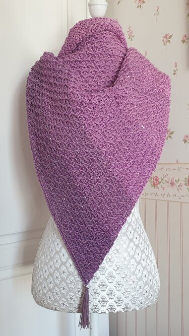 kostenlose Häkelanleitung 2-in-1 Dreieckstücher mit Relief-Muster Marilyn