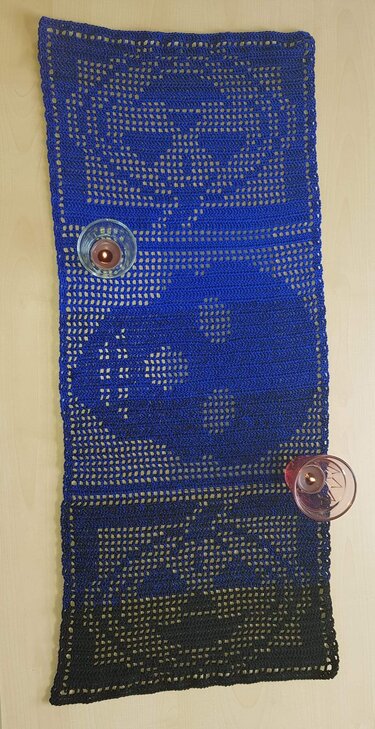 Anleitung Tischläufer Halloween Totenkopf - Häkeln