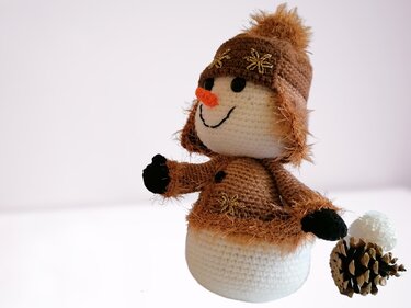 Snowman. Golden Christmas. Crochet pattern