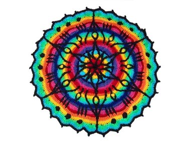 Rundes gehäkeltes Mandala-Deckchen in Regenbogenfarben mit schwarzem Rand