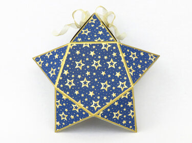 Sternförmige blaue Geschenkbox mit goldenen Sternen und goldener Schleife