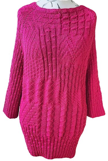 Langer, locker geschnittener pinker Damenpullover mit verschiedenen Strickmustern, Frontansicht auf Schaufensterpuppe