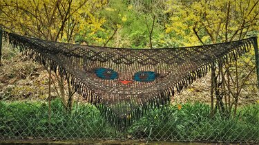 Offenes gehäkeltes Dreieckstuch mit kontrastierendem Katzenmotiv und Fransen