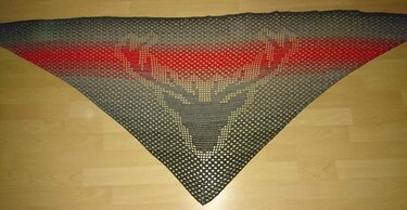 Gehäkeltes Filet‑Dreieckstuch mit Hirschsilhouette und Grau‑Rot‑Verlauf