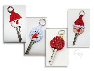 Vier gehäkelte Schlüsselhüllen mit weihnachtlichen Motiven: ein Weihnachtsmann, ein Schneemann mit roter Mütze, ein Schneemann und eine rote Christbaumkugel, vor weißem Hintergrund.