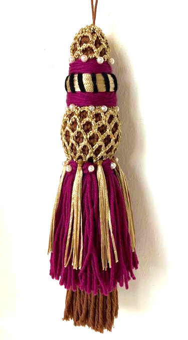 Gehäkelte Quaste in Gold und Fuchsia mit Perlen