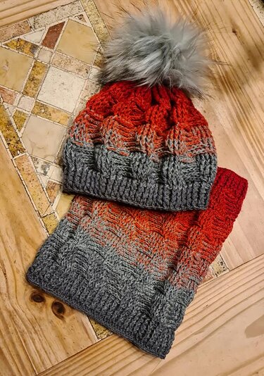 Gehäkeltes Mützen- und Schal-Set Grau-Rot mit Kunstfellbommel