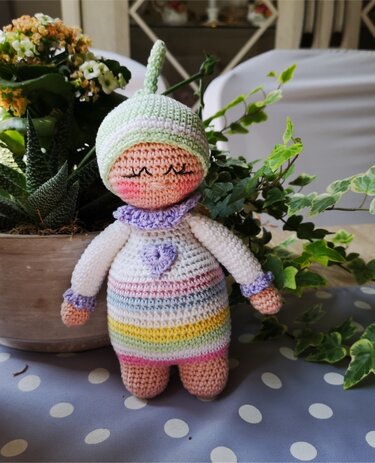 Gehäkelte Amigurumi-Puppe mit Regenbogenstreifen, Herzmotiv und Zipfelmütze