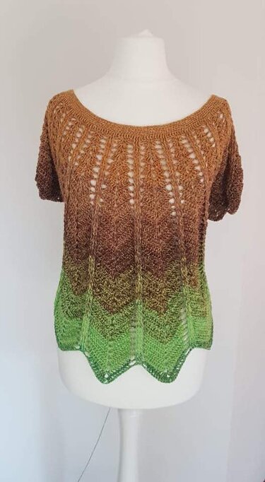 Gehäkeltes kurzärmeliges Damen-Shirt mit braun-grünem Farbverlauf, Ajourstreifen und gezacktem Saum auf Puppe