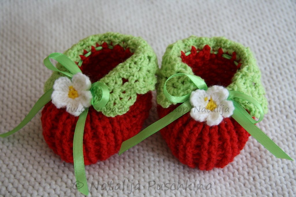 Gehäkelte Babyschuhe mit gewelltem Rand, Band und kleiner Blütenapplikation
