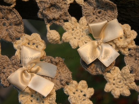 Häkelanleitung für einen verspielten Blumenschal mit Pompon