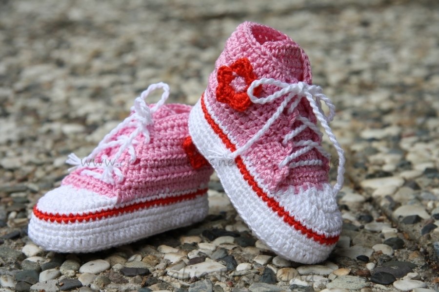 Häkelanleitung für Babyschuhe mit Dekoblume