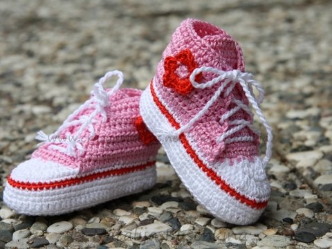Häkelanleitung für Babyschuhe mit Dekoblume