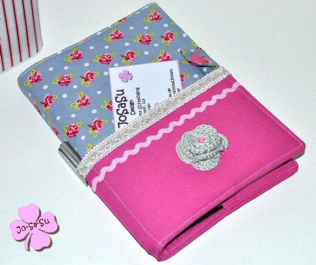 Offenes Utensilo‑Etui aus Stoff in Pink und Hellblau mit Rosenmuster, Zierborte und gehäkelter Blume