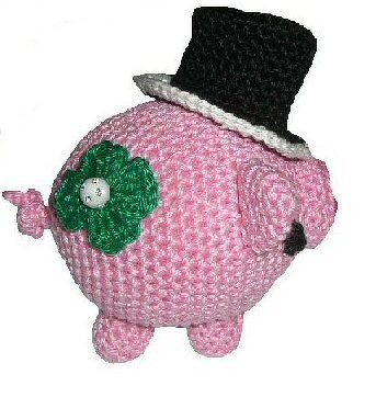 Rosa gehäkeltes Schwein mit schwarzem Zylinderhut und grünem Kleeblatt