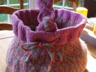 Runde gehäkelte Filztasche in pink, orange und türkis mit Kordelzug