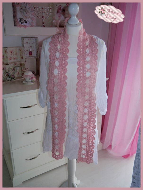 Mannequin mit langem, schmalem rosa Häkel-Schal mit Muschelkante