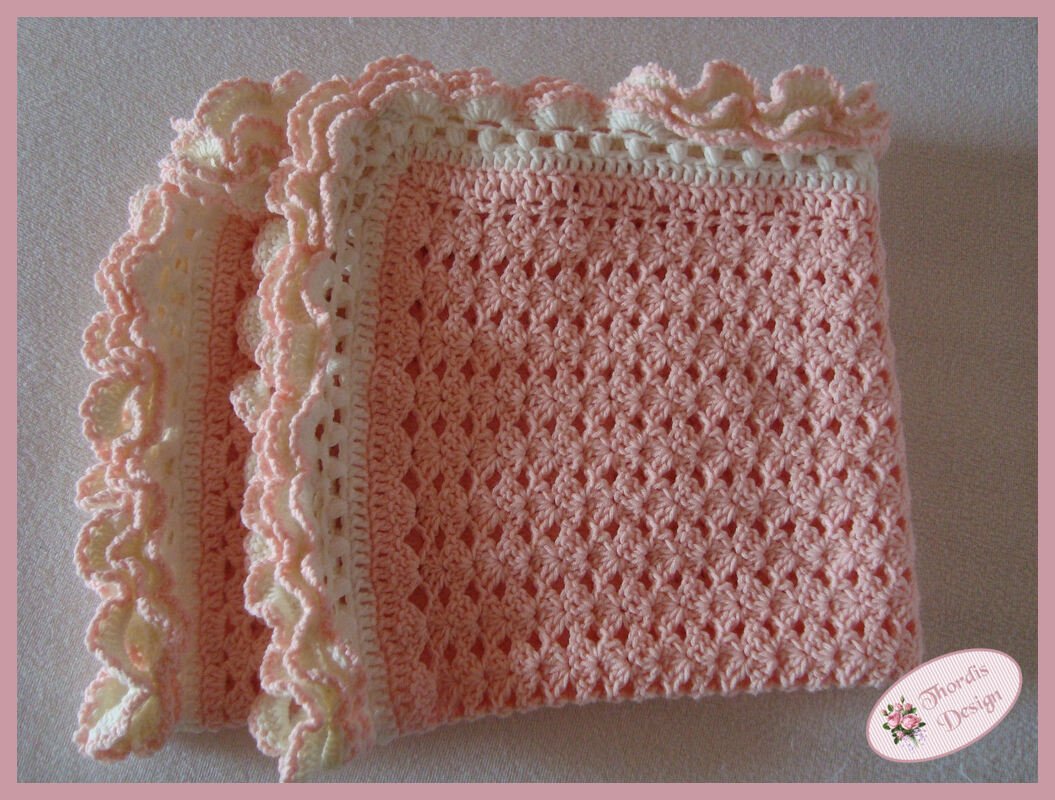Gehäkelte Babydecke mit offener Lochstruktur und zweifarbiger Rüsche