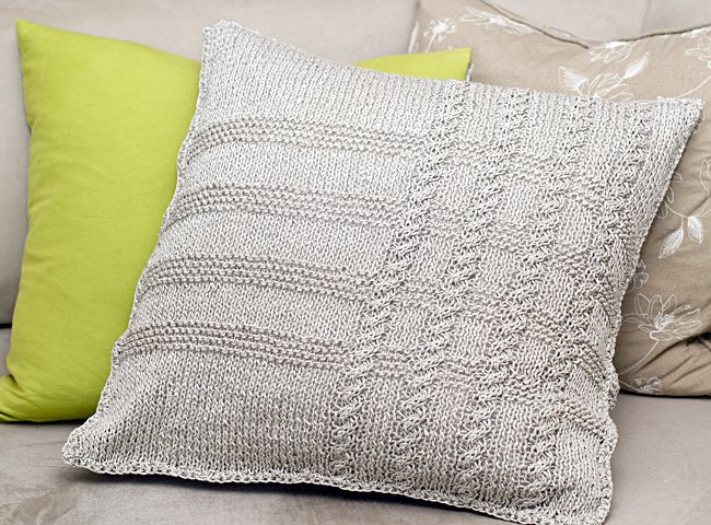 Strickanleitung - Kissenbezug "Barley" mit Zopfmusterstreifen
