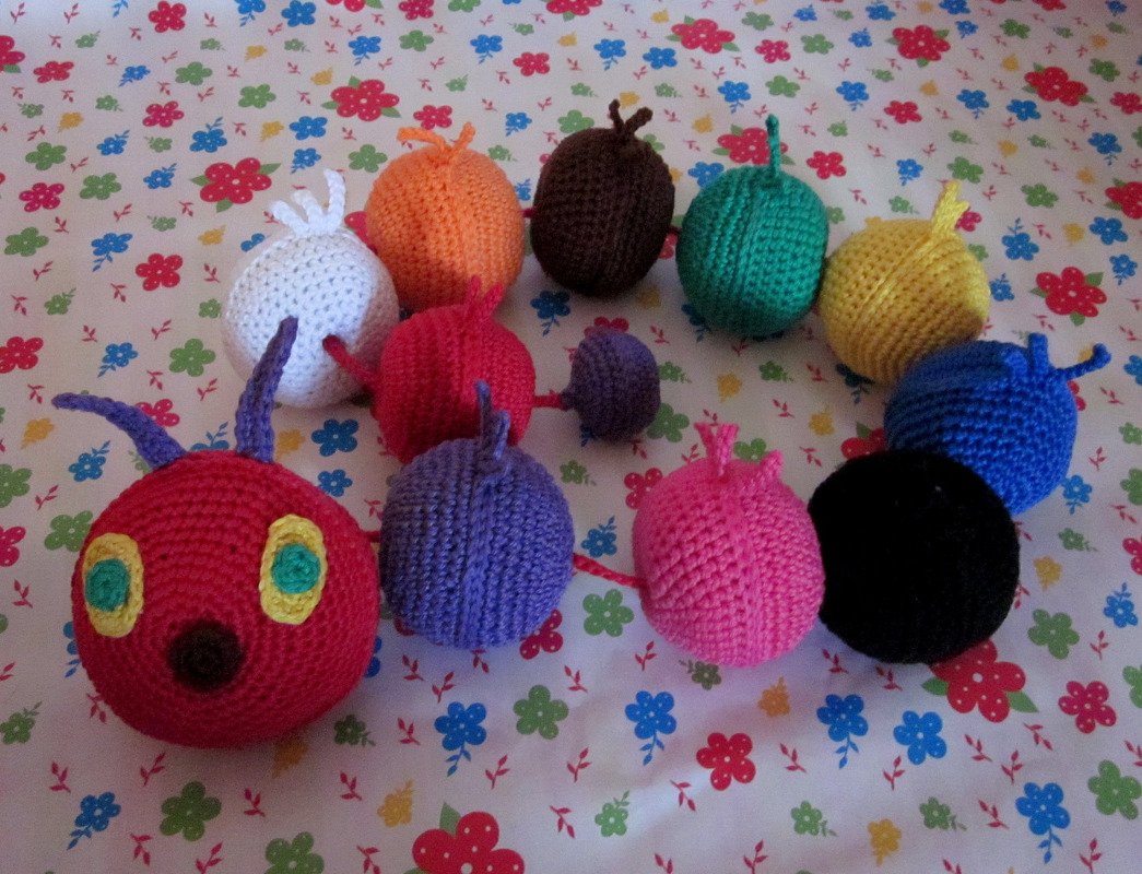 Amigurumi-Raupe aus unterschiedlich großen, bunten gehäkelten Kugeln