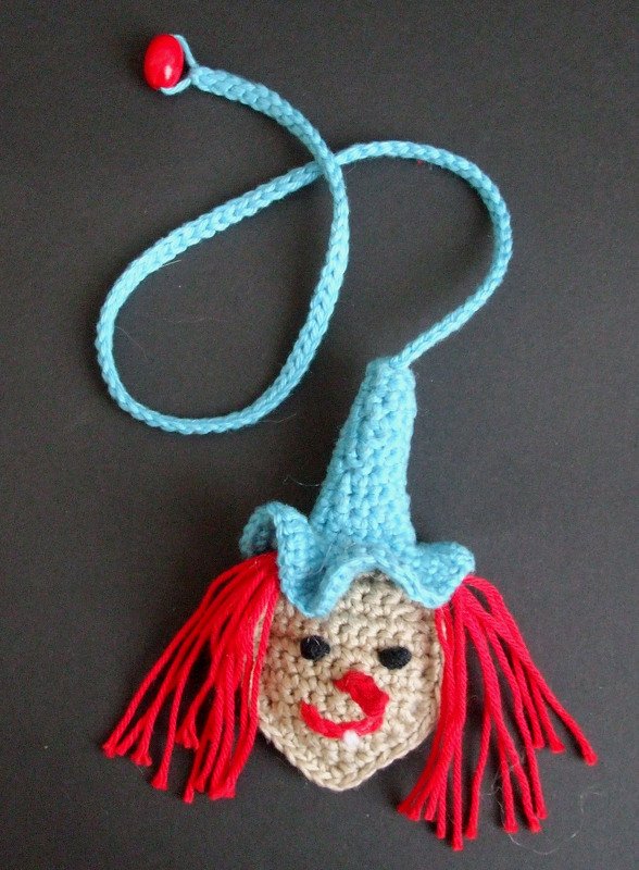 Häkelanleitung für eine kleine HEXE als Lesezeichen Geschenkanhänger oder einfach als Deko - Bild 2