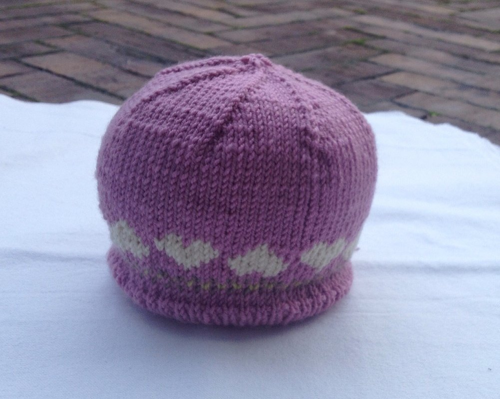 Babymütze für Neugeborene mit Herzchen-Muster