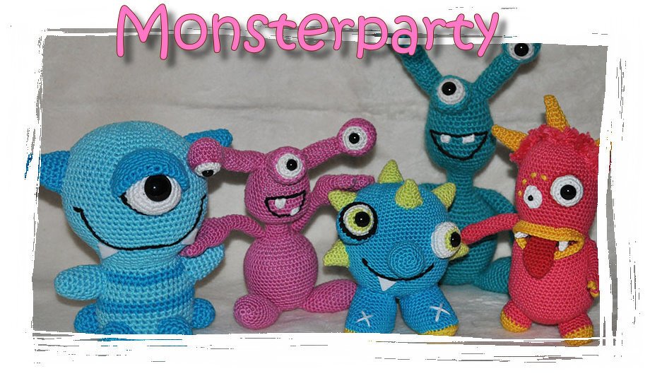 Gruppe farbenfroher Amigurumi-Monster mit unterschiedlichen Augen und Hörnern