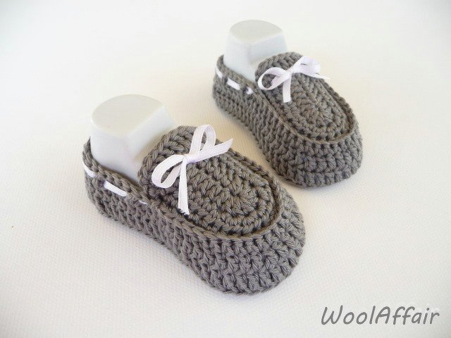 Gehäkelte graue Babyschuhe mit weißem Band